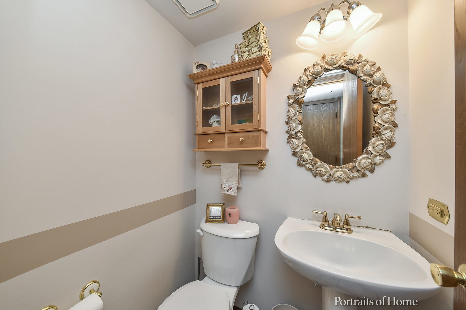 75 St Croix Court Aurora, IL 60504 - Photo 10 of 20 a bathroom with a toilet a sink and mirror