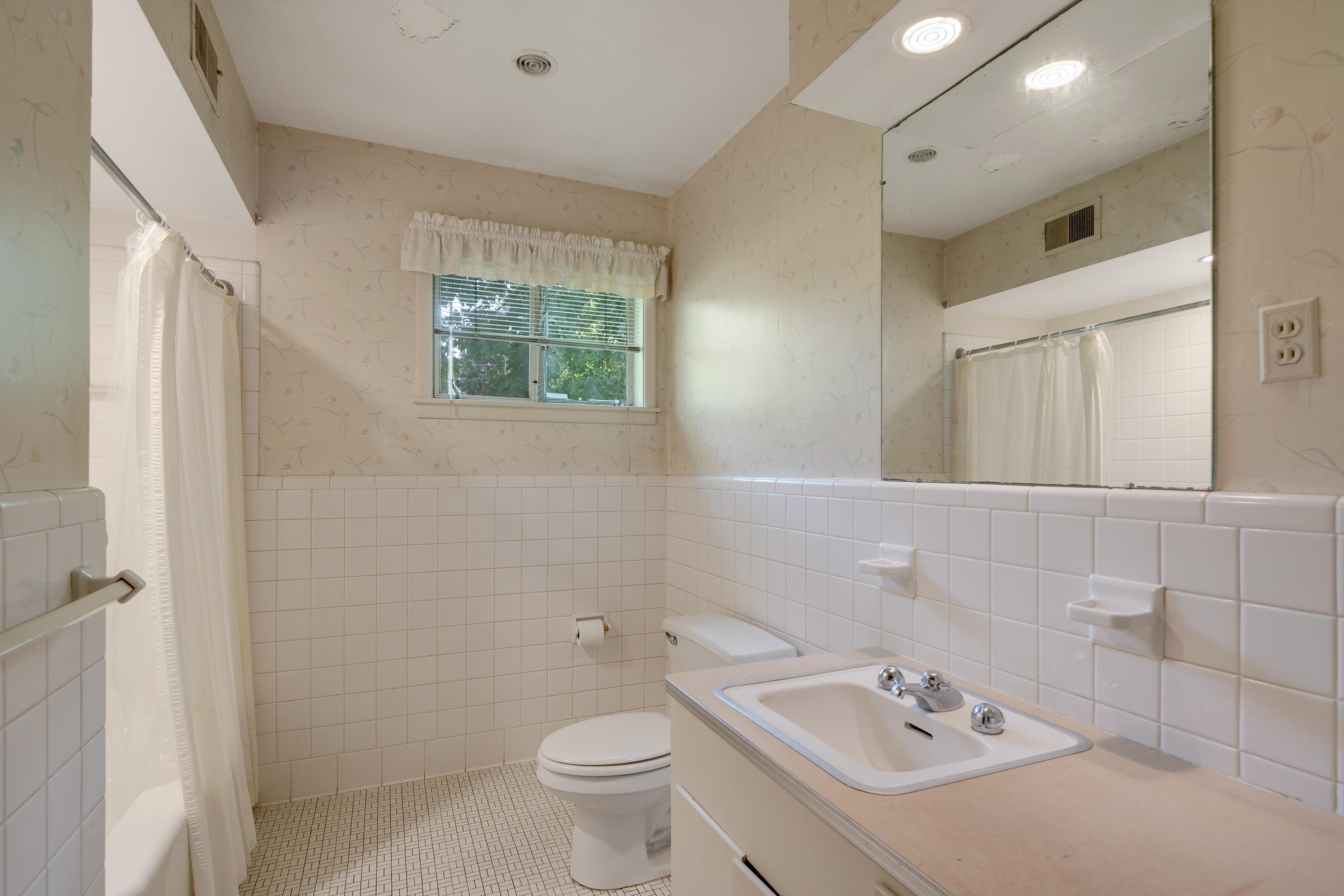 4356 Tuckahoe Road Memphis, TN 38117 - Photo 21 of 25 a bathroom with a sink toilet and shower