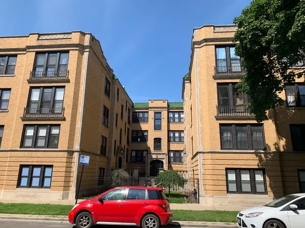 $1,795 | 7406 North Damen Avenue, Unit 2, Chicago, IL 60645