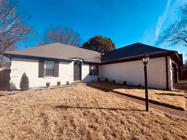 a view of a livingroom with a workspace