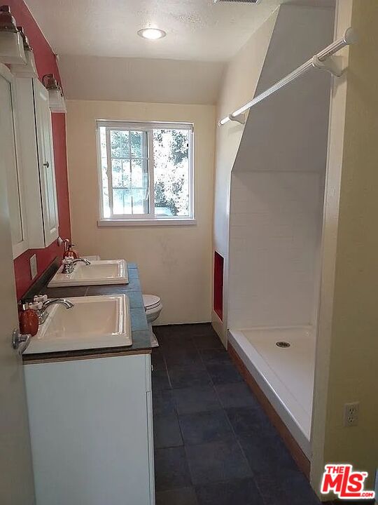 618 Wisner Road Mount Shasta, CA 96067 - Photo 17 of 21 a bathroom with a sink and a mirror