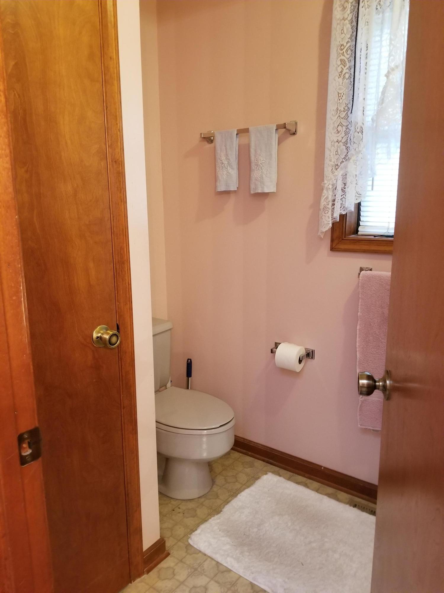 114 Ridgeway Court Moneta, VA 24121 - Photo 11 of 45 Master bath