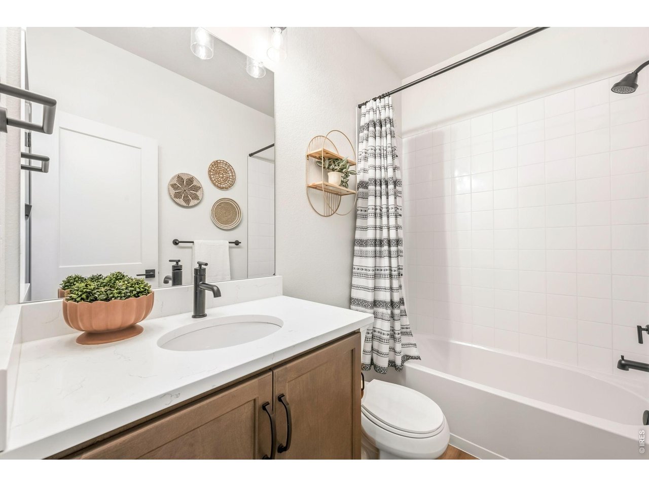 761 Muturu Road Johnstown, CO 80534 - Photo 16 of 35 Full bathroom at the entry of the home