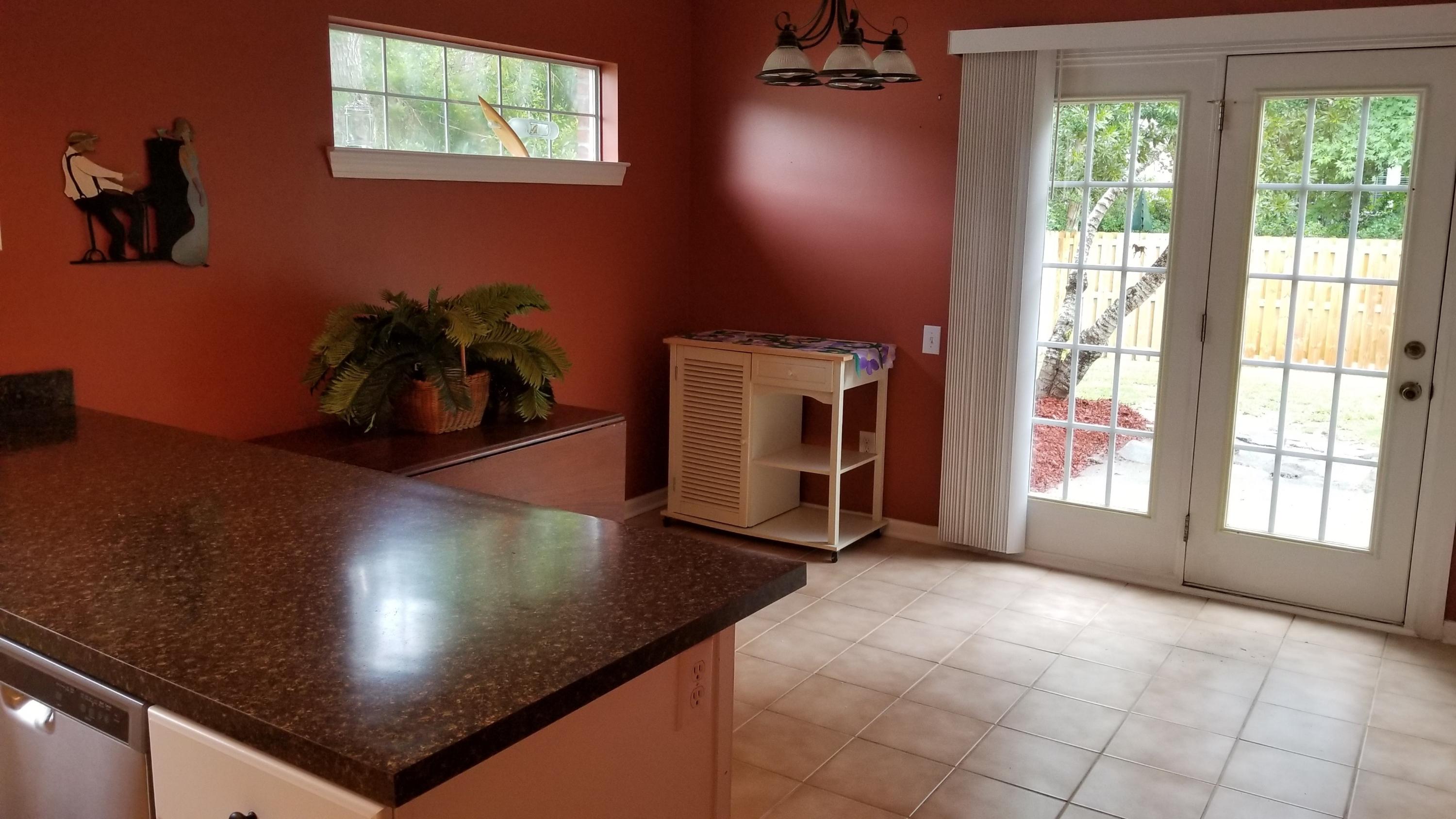 3156 Queensgate Way Mount Pleasant, SC 29466 - Photo 11 of 14 11EatinKitchen3156QueensgateLaneMtPleasa