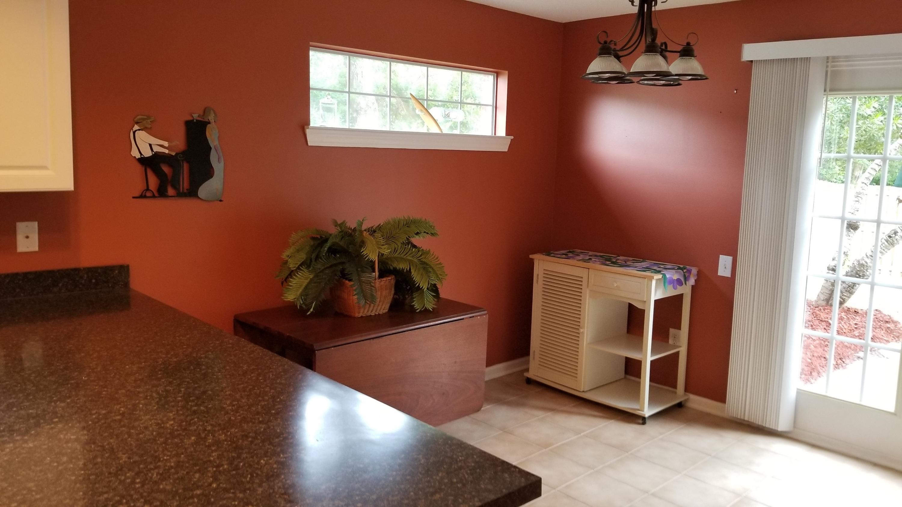 3156 Queensgate Way Mount Pleasant, SC 29466 - Photo 10 of 14 10EatinKitchen3156QueensgateLaneMtPleasa