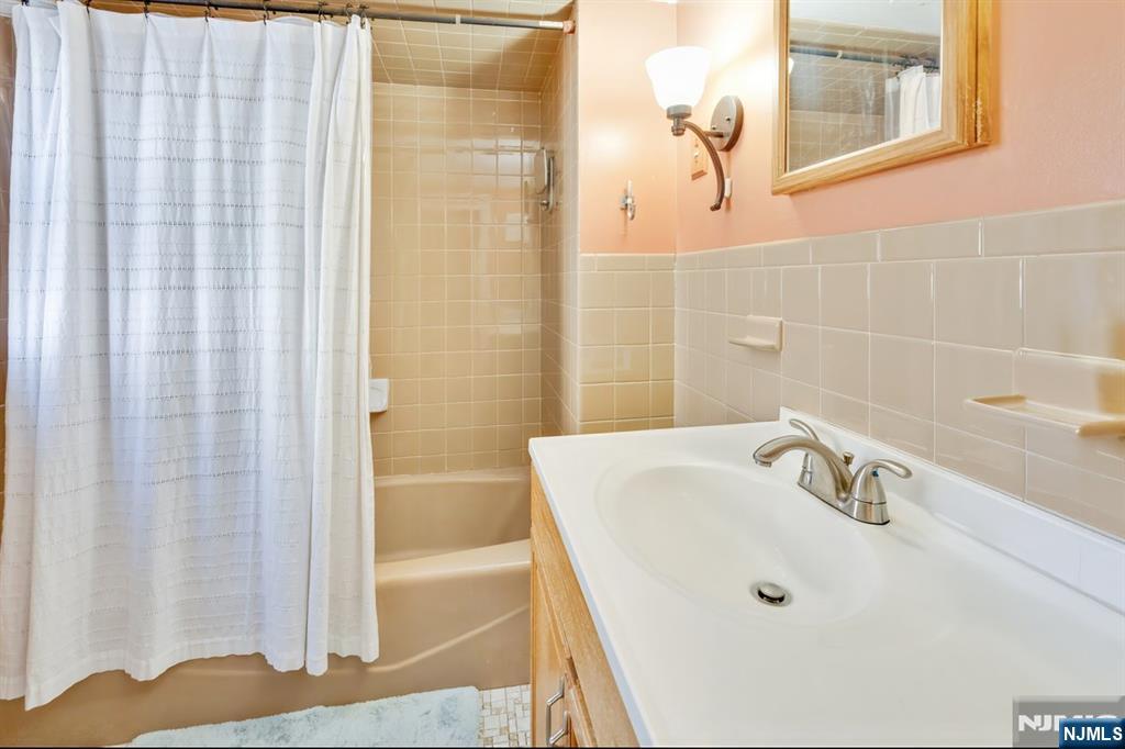418 Taylor Avenue Hackensack, NJ 07601 - Photo 7 of 48 a bathroom with a tub and a sink