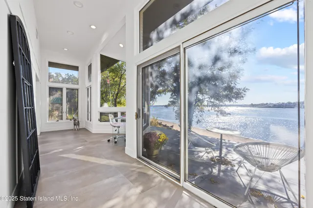 a view of livingroom with furniture