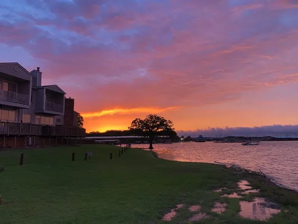 $2,500 | 402 Oakbrook Drive, Lewisville, TX 75057