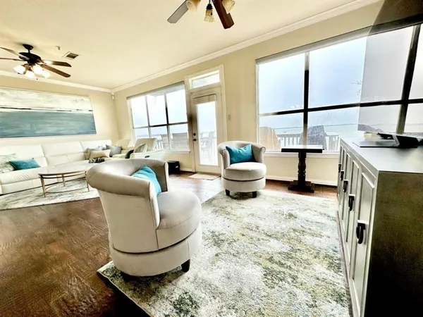 $2,500 | 402 Oakbrook Drive, Lewisville, TX 75057