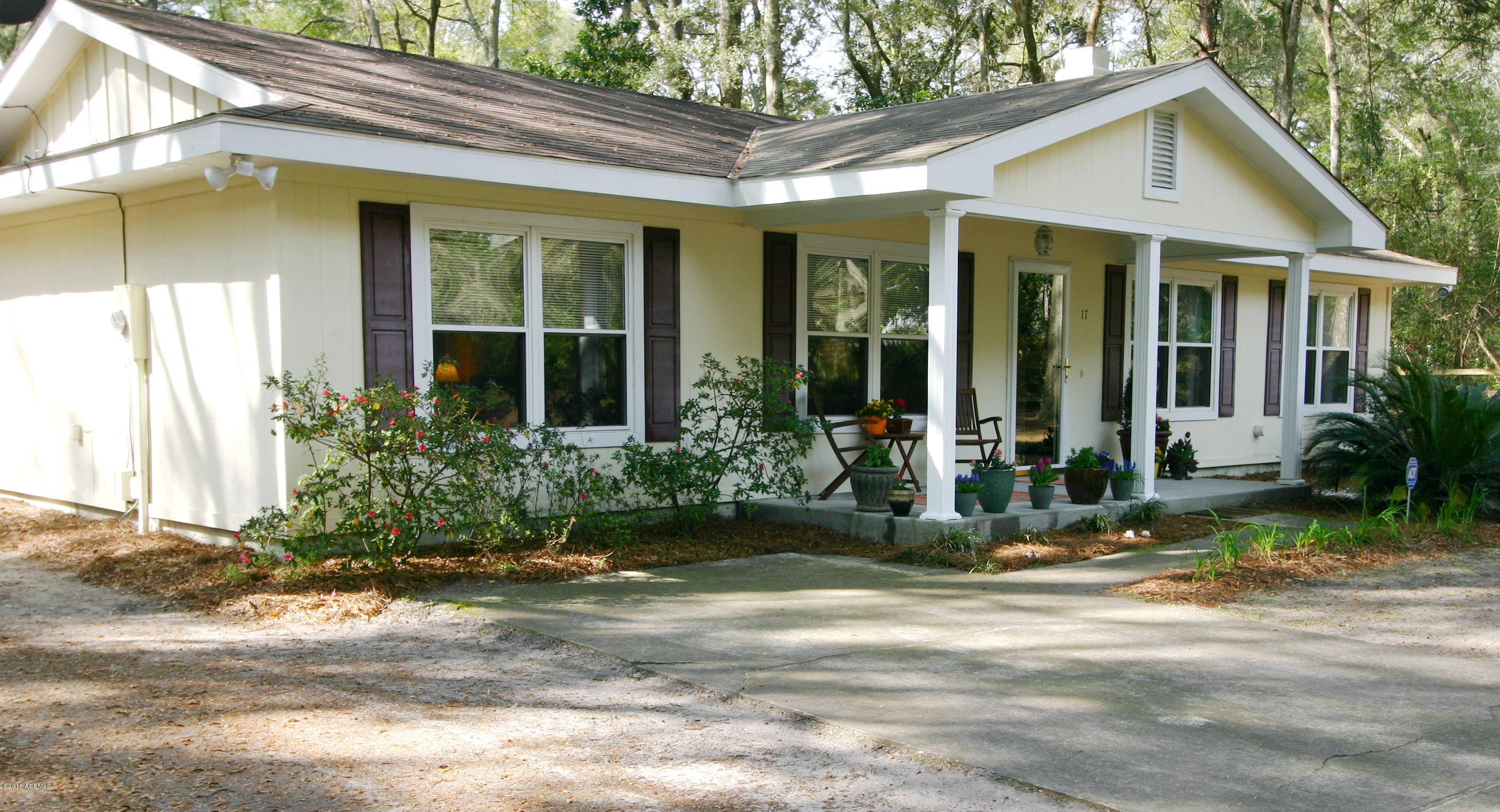 17 Factory Creek Road Beaufort, SC 29907 - Photo 3 of 27 left corner clsup
