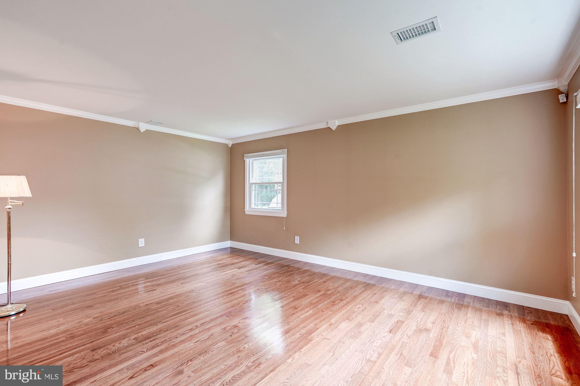 117 North Kennedy Road Sterling, VA 20164 - Photo 5 of 31 Living Room