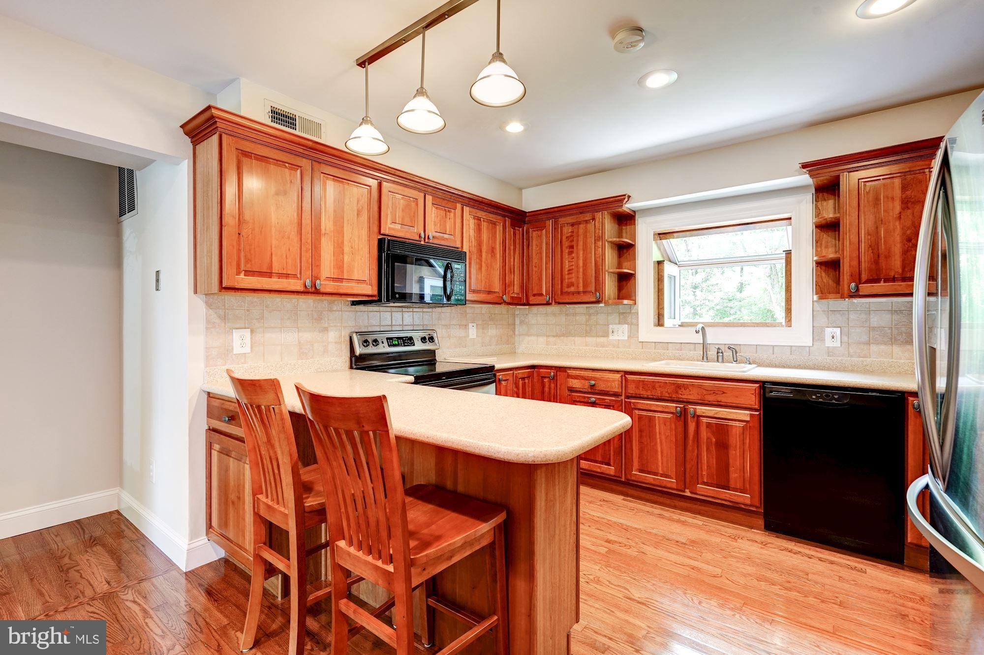 117 North Kennedy Road Sterling, VA 20164 - Photo 10 of 31 Breakfast bar