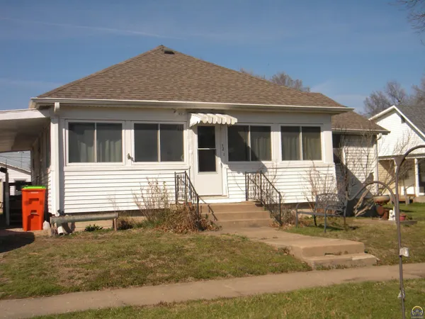 $97,500 | 12 East 4th Street, Lebo, KS 66856
