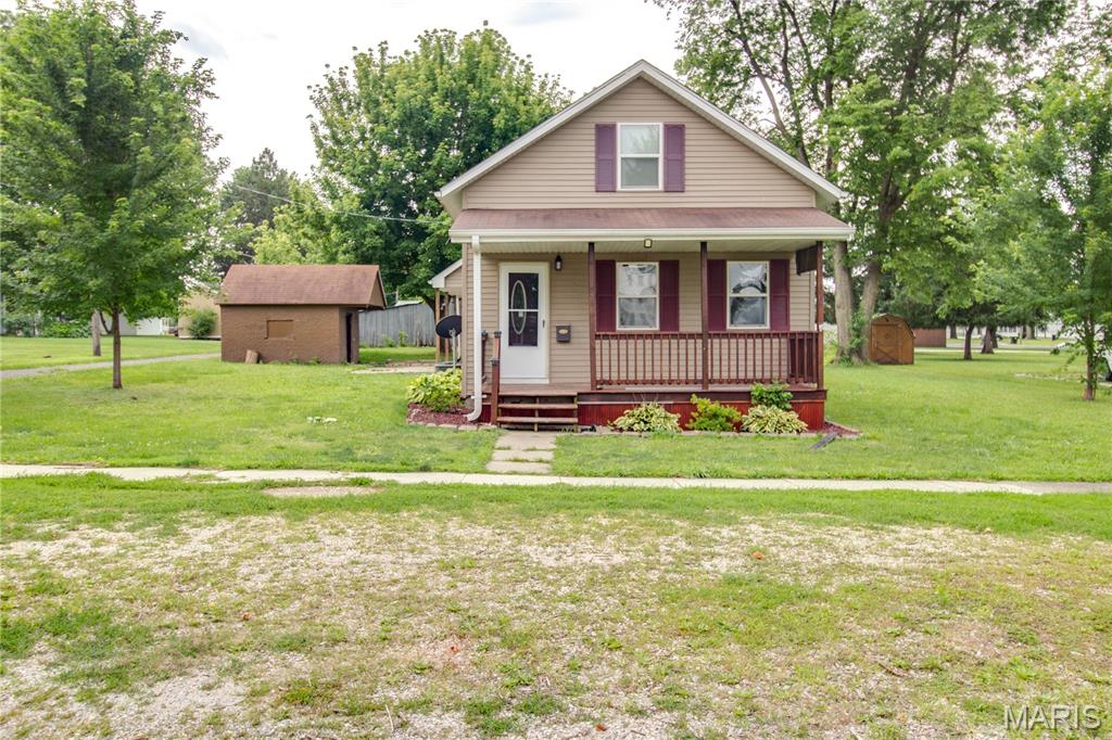 821 Locust Carrollton, IL 62016 - Photo 1 of 17