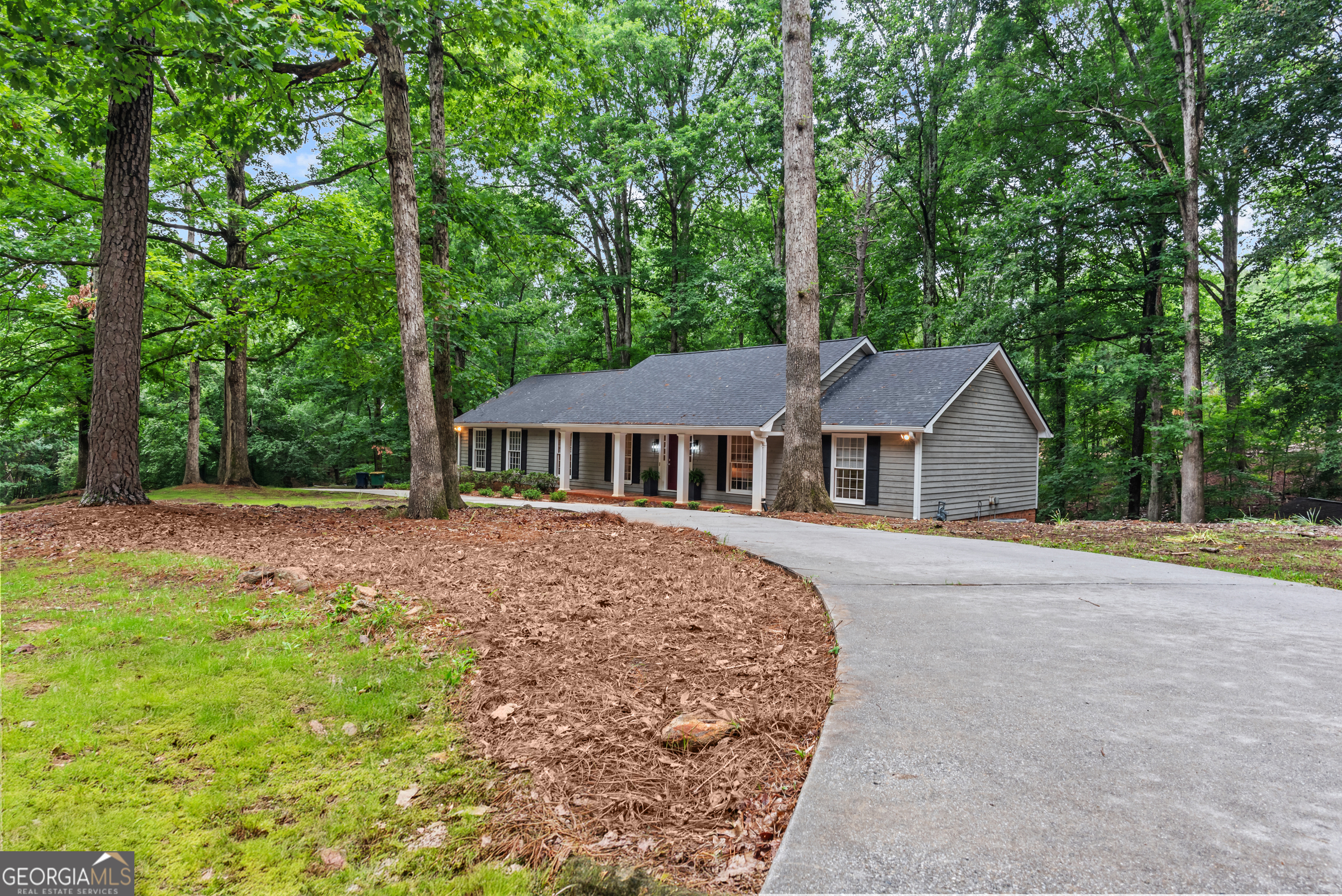 161 Pinecrest Terrace Athens, GA 30606 - Photo 58 of 59 a front view of a house with a garden