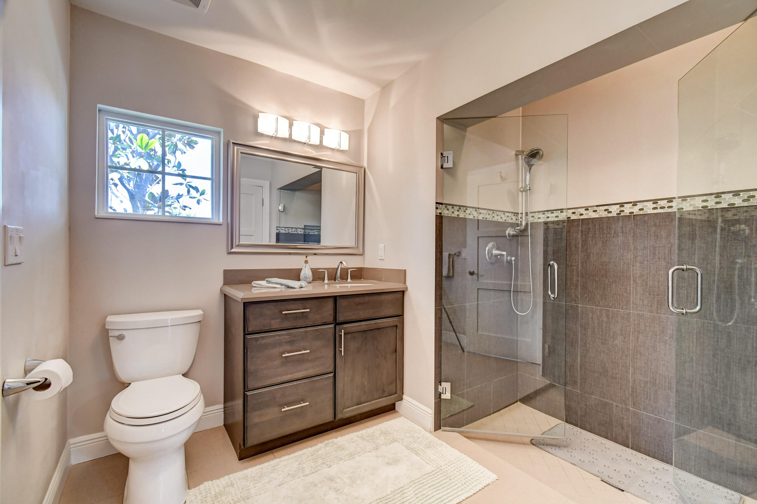 590 Phillips Drive Boca Raton, FL 33432 - Photo 20 of 33 1st floor guest bath