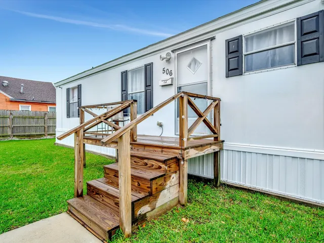 a view of entryway with a front door