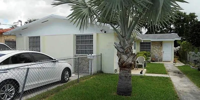 a view of a house with a yard