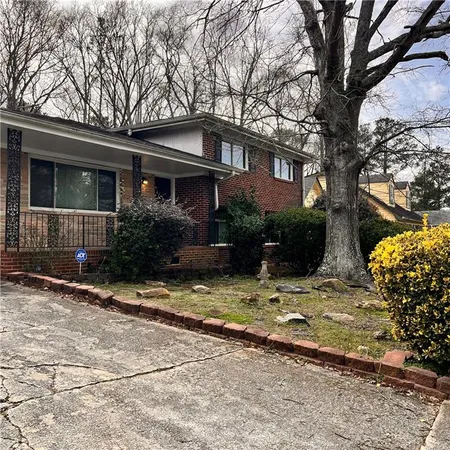 a view of a house with a yard