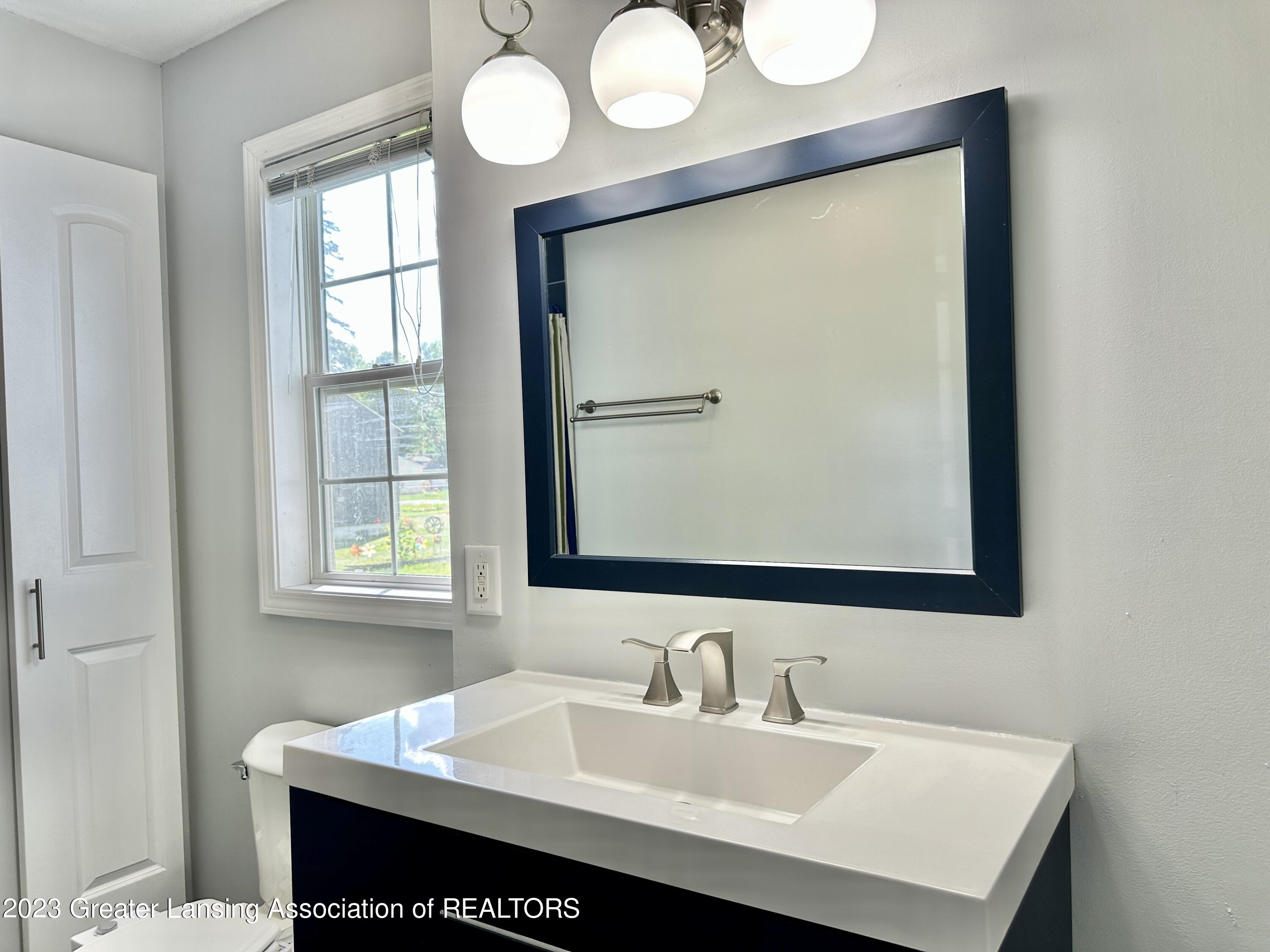 6501 Cooper Road Lansing, MI 48911 - Photo 25 of 53 Bathroom
