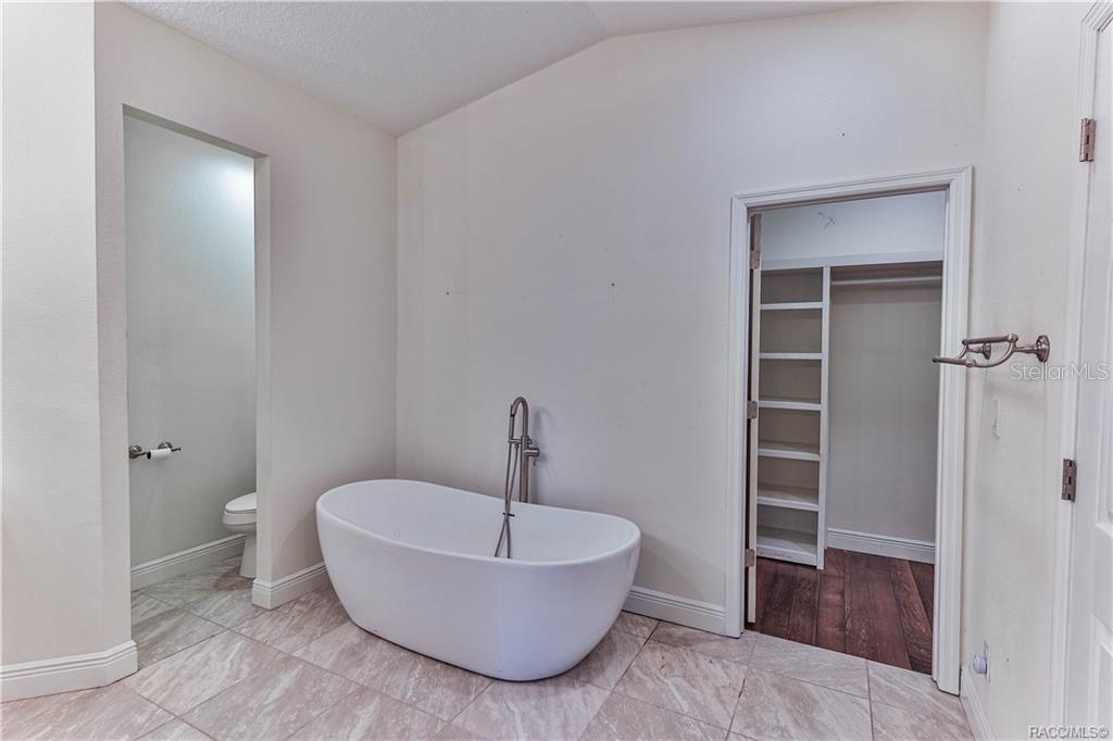 110 North Rooks Avenue Inverness, FL 34453 - Photo 21 of 34 a bathroom with a bathtub and toilet