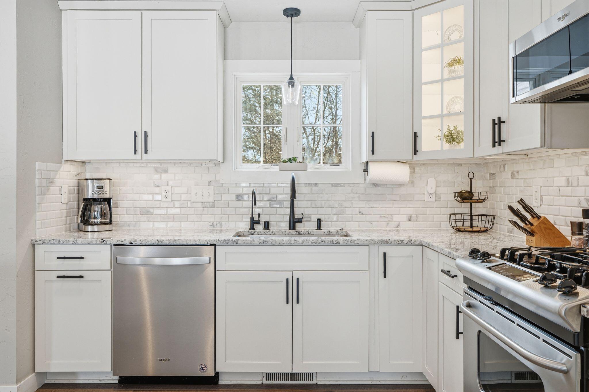 307 Scuppernong Circle Dousman, WI 53118 - Photo 5 of 39 Kitchen