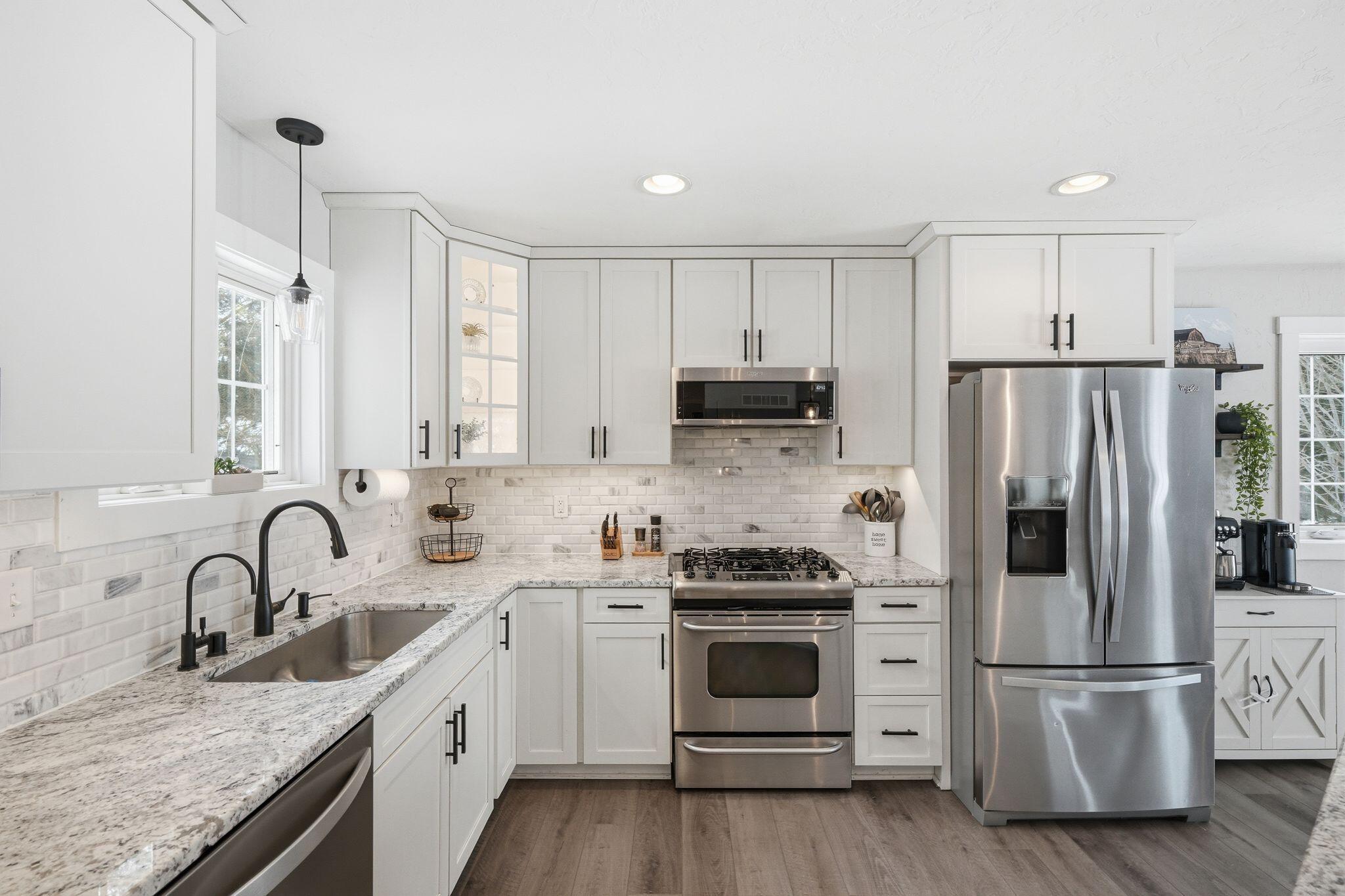 307 Scuppernong Circle Dousman, WI 53118 - Photo 6 of 39 Kitchen