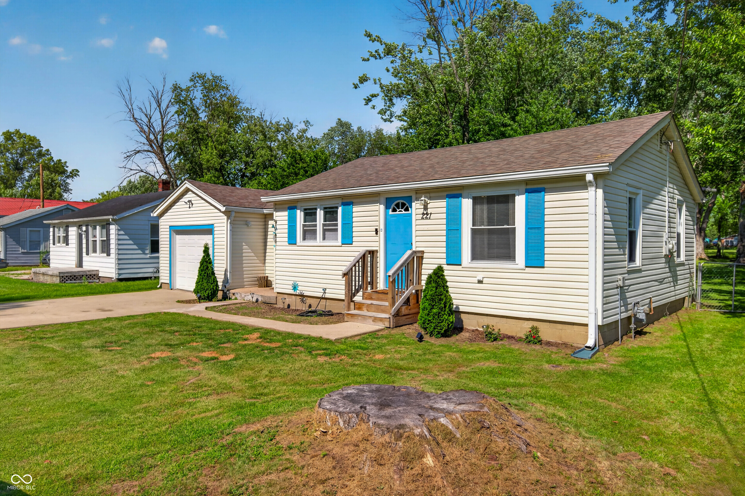 221 Della Road Columbus, IN 47203 - Photo 6 of 58