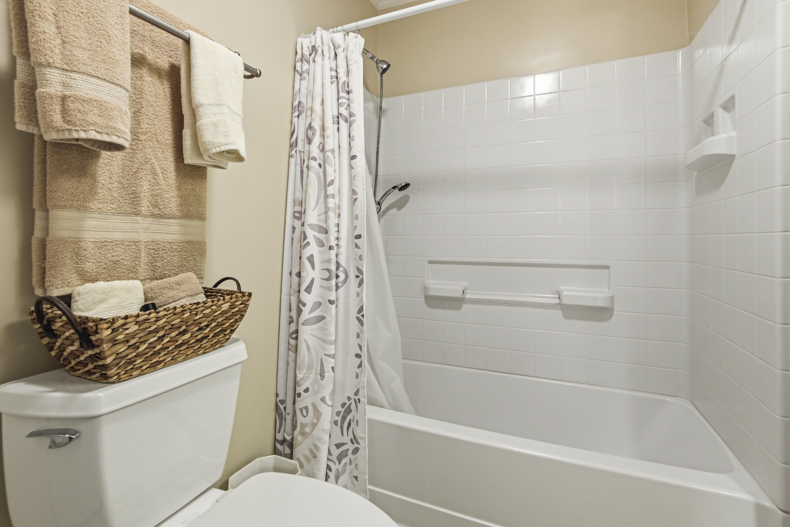 1186 Pine Forest Road Chipley, FL 32428 - Photo 55 of 75 Master Bath Tub
