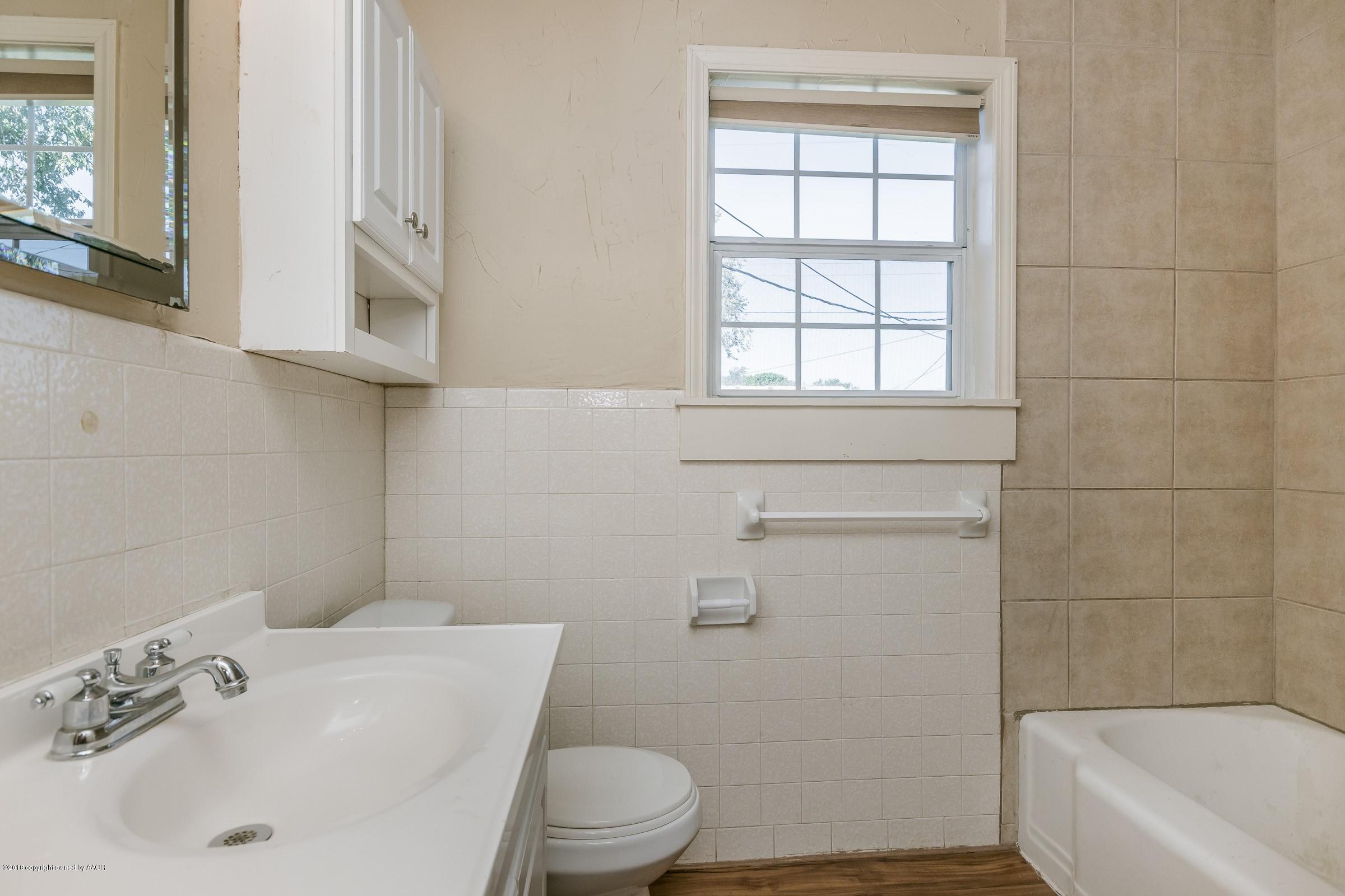 4112 South Lipscomb Street Amarillo, TX 79110 - Photo 12 of 18 012_Hall Bathroom