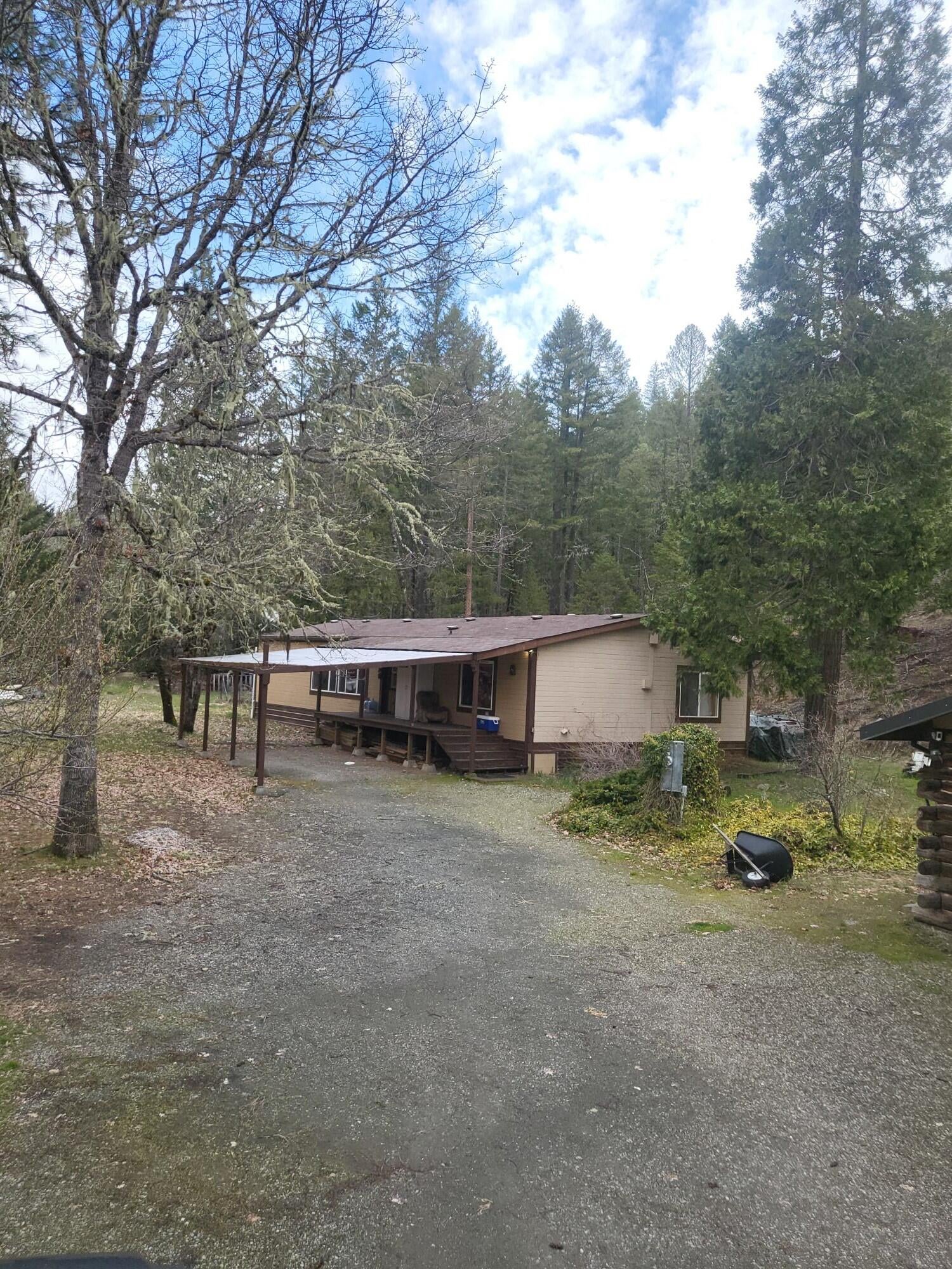 962 Indian Creek Road Selma, OR 97538 - Photo 26 of 42 Driveway approach from Indian Creek Rd, after the Metal Gate