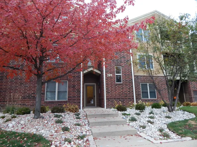 $2,450 | 209 Glengarry Drive, Unit 302, Bloomingdale, IL 60108