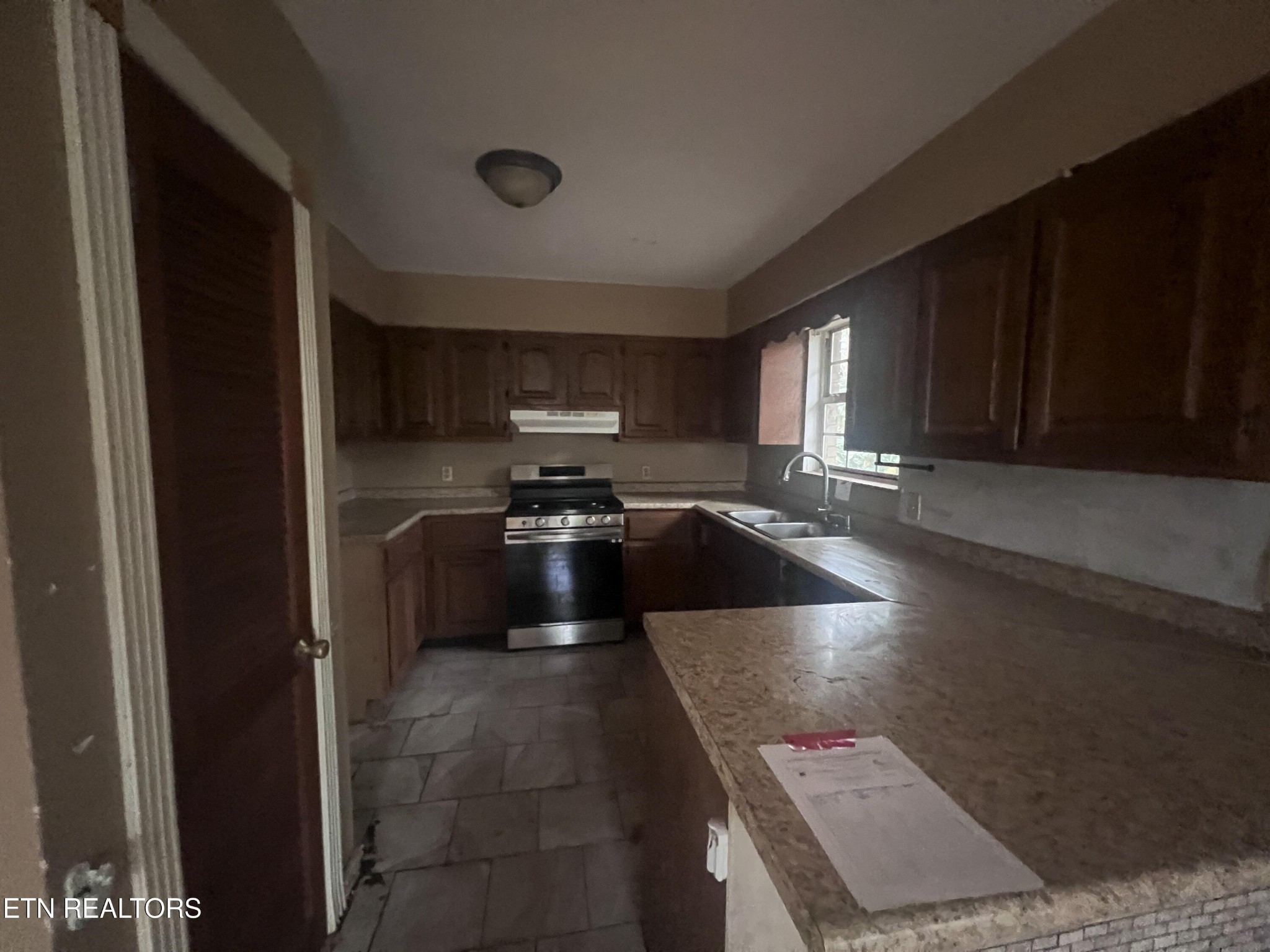 720 Poplar Lane Winfield, TN 37892 - Photo 5 of 19 a kitchen with granite countertop a refrigerator stove and sink
