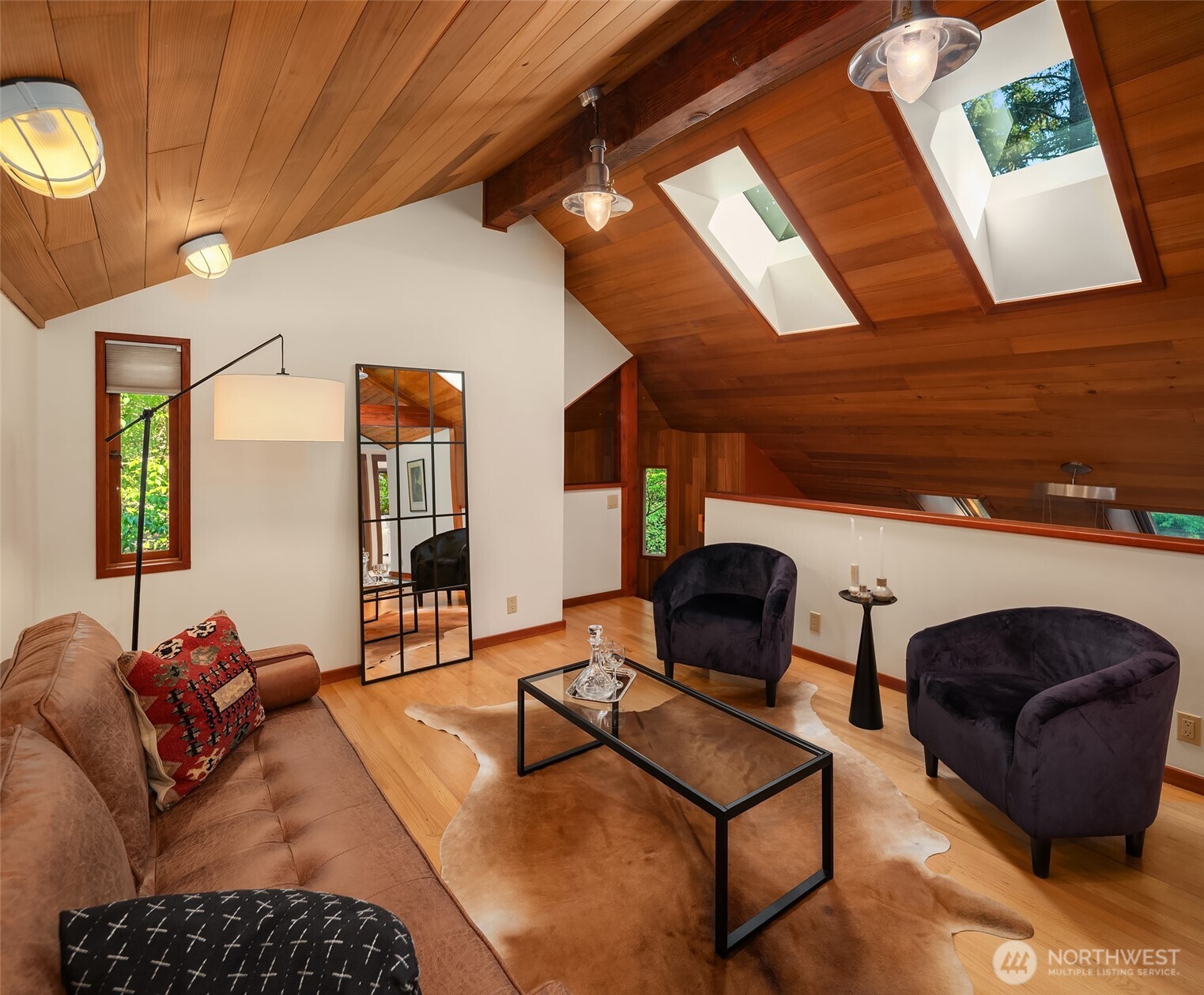 17804 Thorsen Road Southwest Vashon, WA 98070 - Photo 21 of 39 a living room with furniture