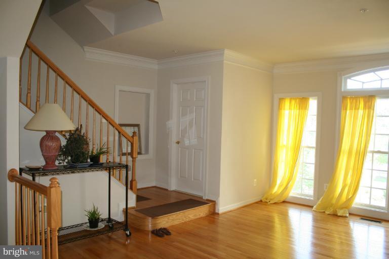 11004 Ascott View Lane Silver Spring, MD 20901 - Photo 3 of 6 Living Room