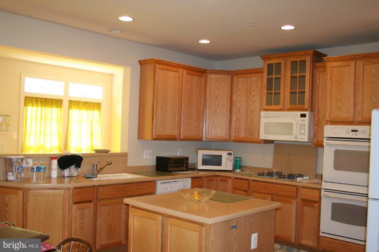 11004 Ascott View Lane Silver Spring, MD 20901 - Photo 4 of 6 Kitchen