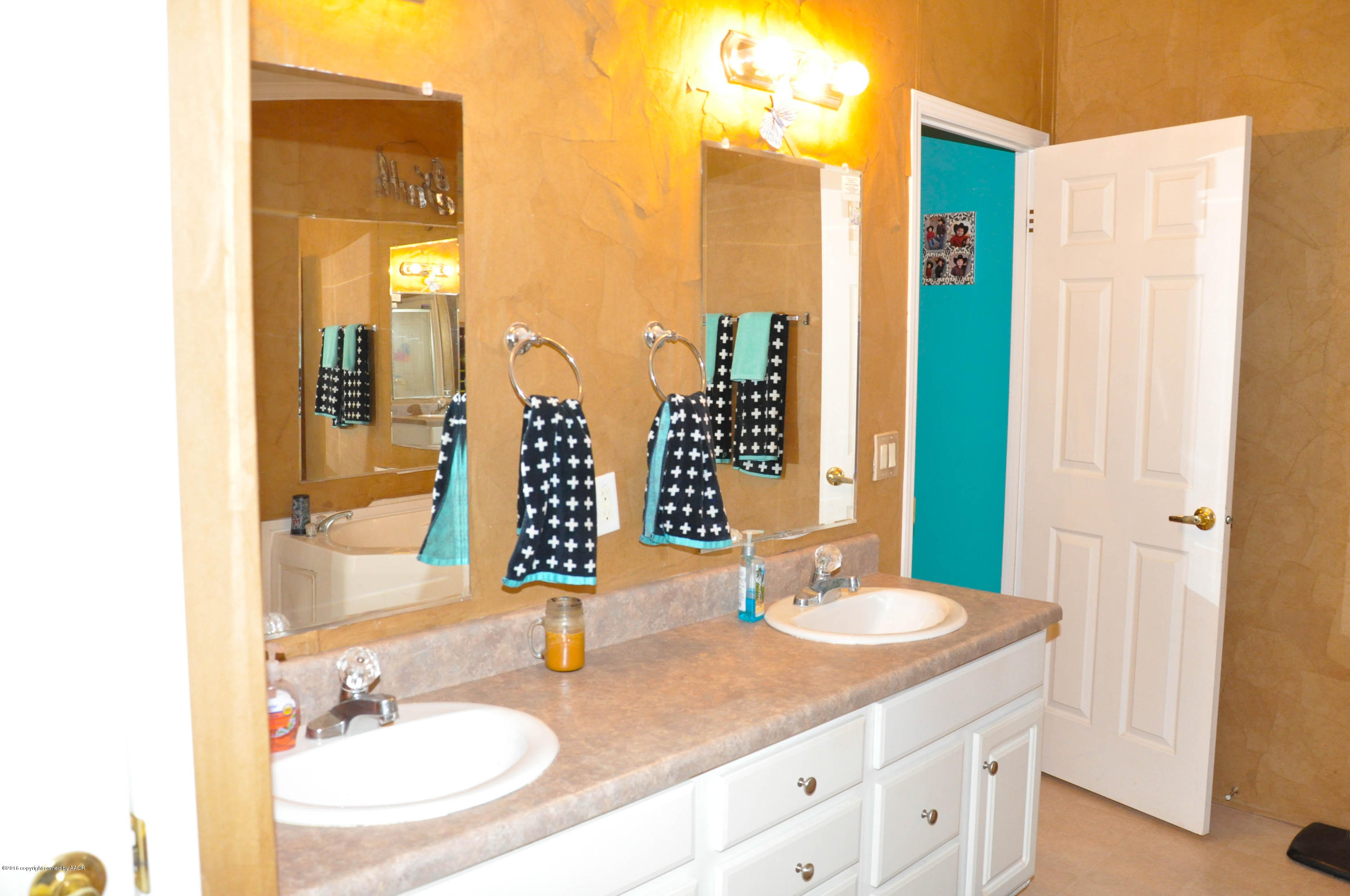 12301 Headquarters Road Amarillo, TX 79124 - Photo 11 of 32 Master Bathroom