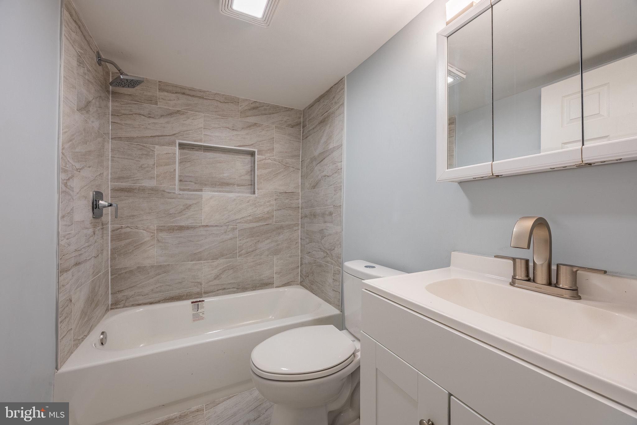 2403 South Edgewood Street Philadelphia, PA 19142 - Photo 17 of 31 a bathroom with a sink a toilet and a bathtub