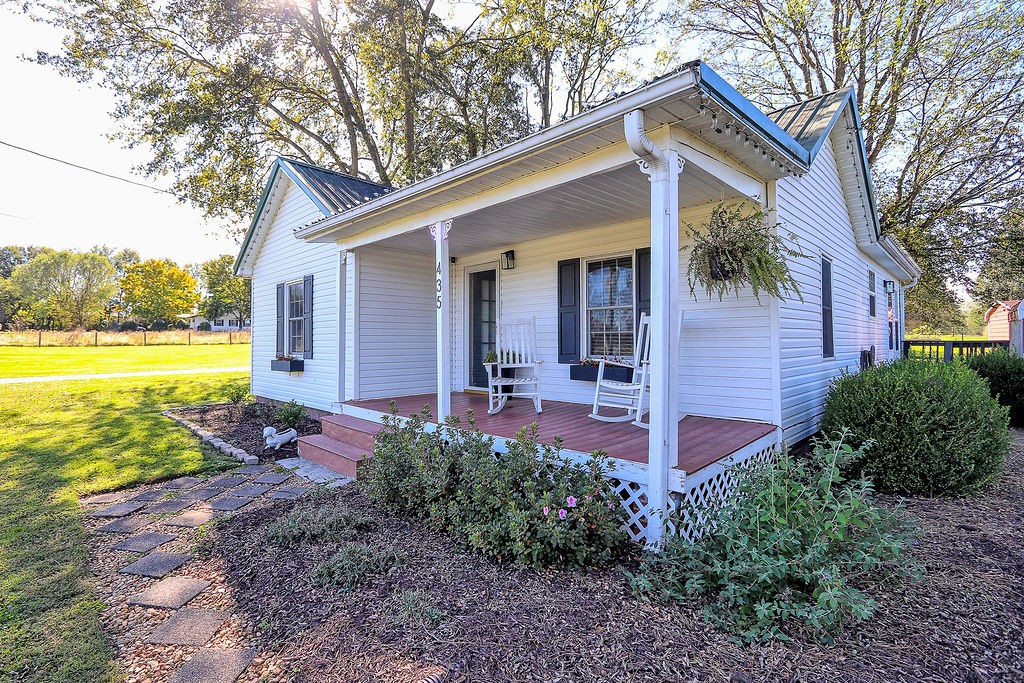 435 Canaan Road Columbia, TN 38401 - Photo 3 of 27 a front view of a house with garden