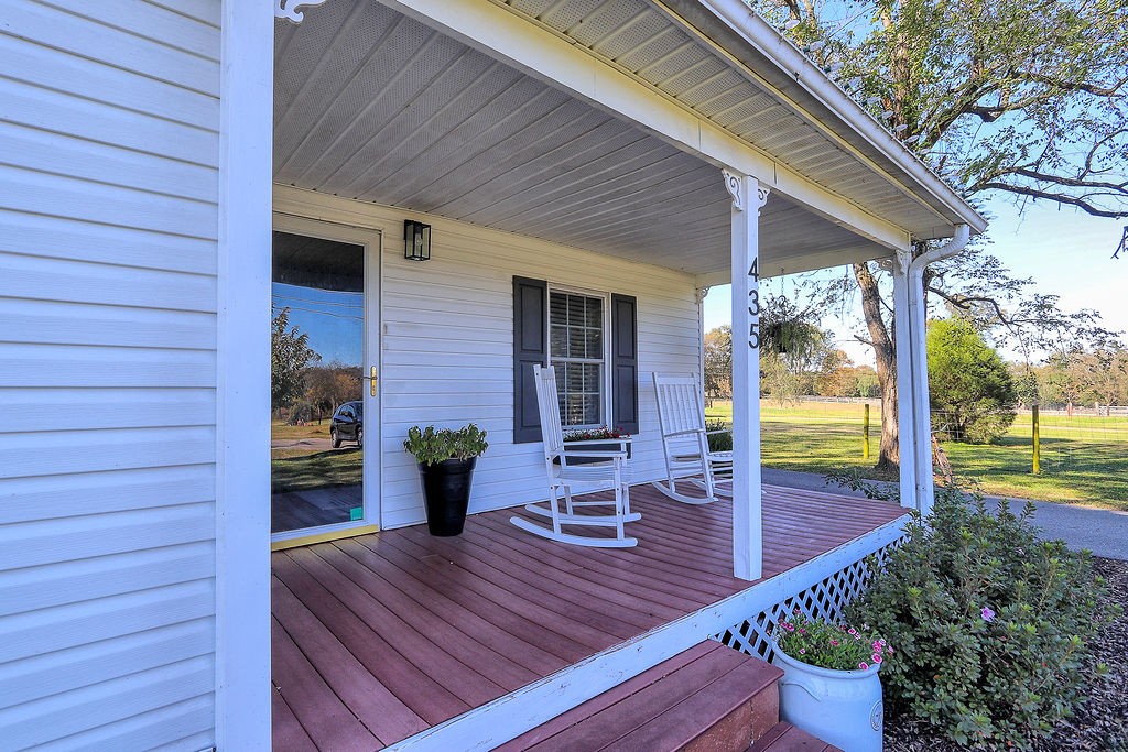 435 Canaan Road Columbia, TN 38401 - Photo 4 of 27 a view of a house with backyard and sitting area