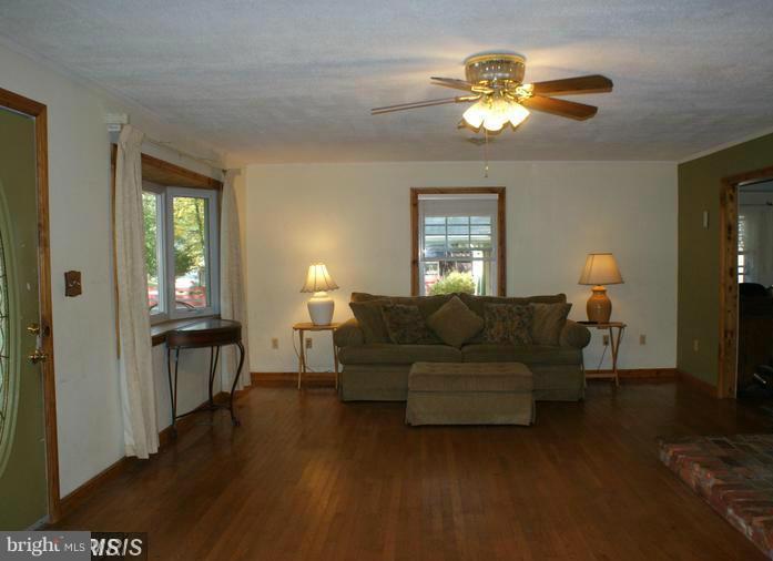 5904 Berwyn Road Berwyn Heights, MD 20740 - Photo 4 of 19 Living Room
