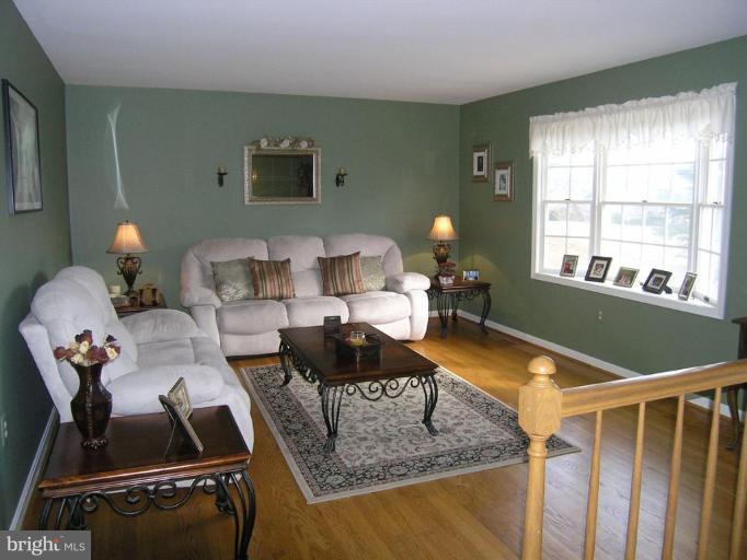 10010 Ellis Road Manassas, VA 20111 - Photo 4 of 26 Living Room