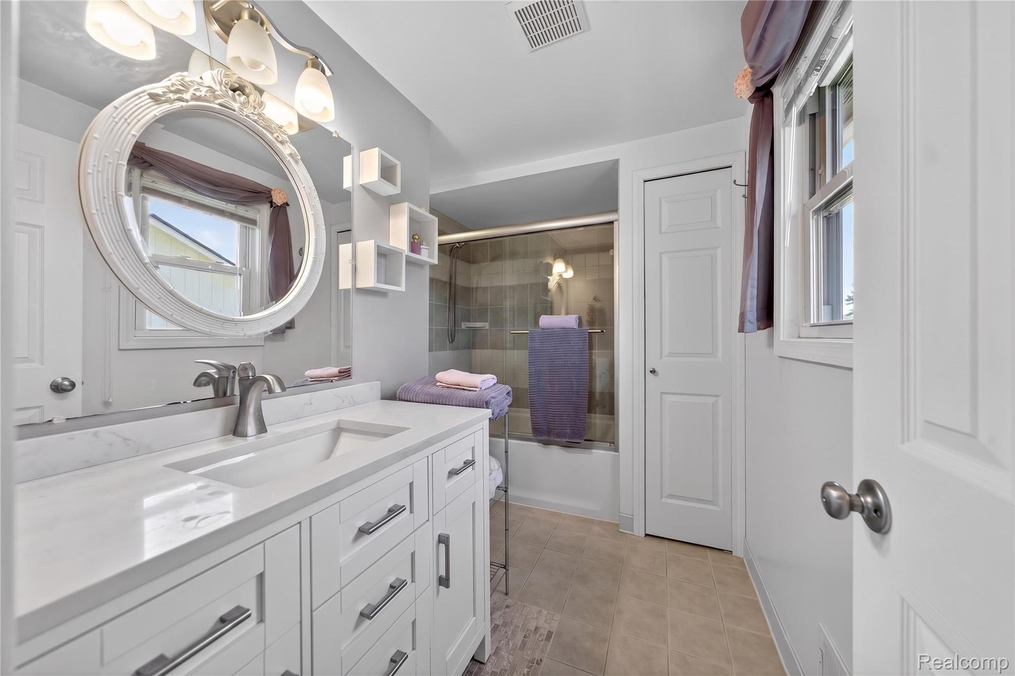 309 Antoinette Drive Rochester, MI 48309 - Photo 20 of 36 064_DSC00703.jpg