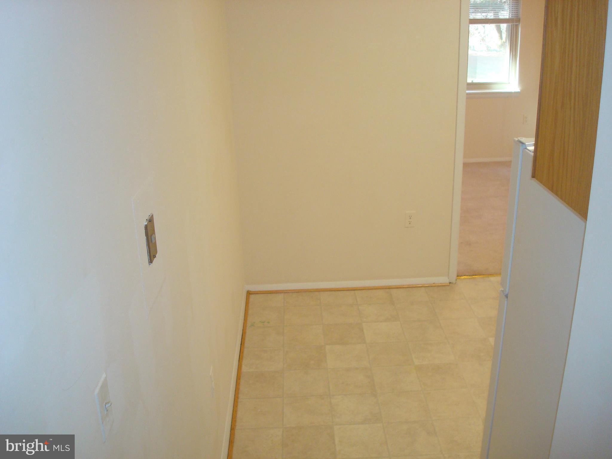 18612 Walkers Choice Road, Unit 2 Gaithersburg, MD 20886 - Photo 11 of 26 Table space kitchen