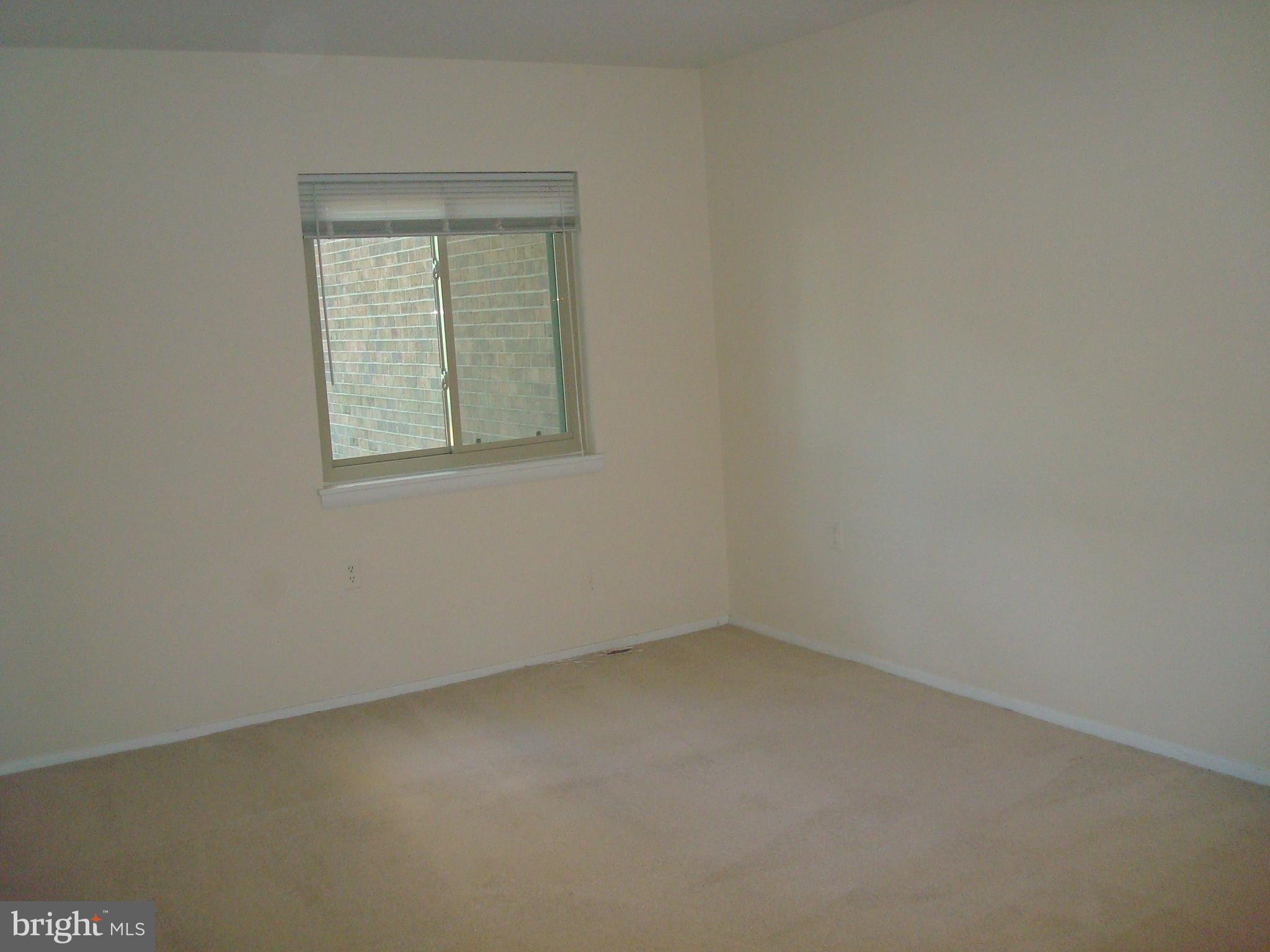 18612 Walkers Choice Road, Unit 2 Gaithersburg, MD 20886 - Photo 12 of 26 Huge bedroom!