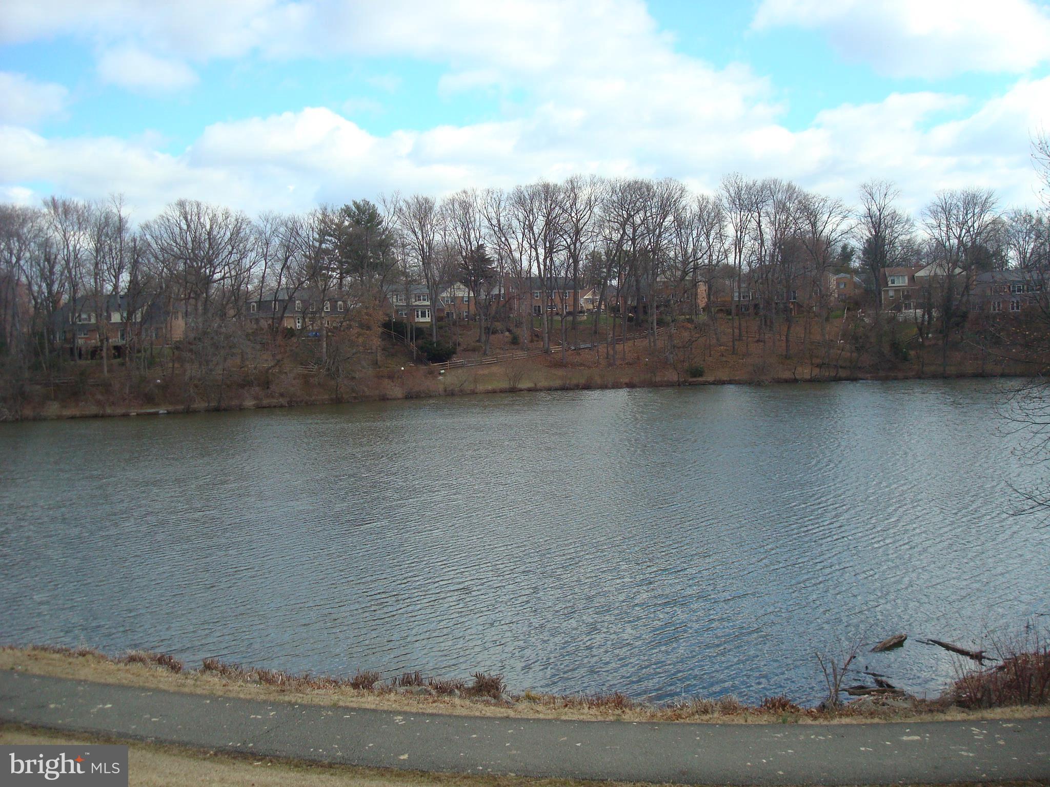 18612 Walkers Choice Road, Unit 2 Gaithersburg, MD 20886 - Photo 25 of 26 Picnic right across the street!