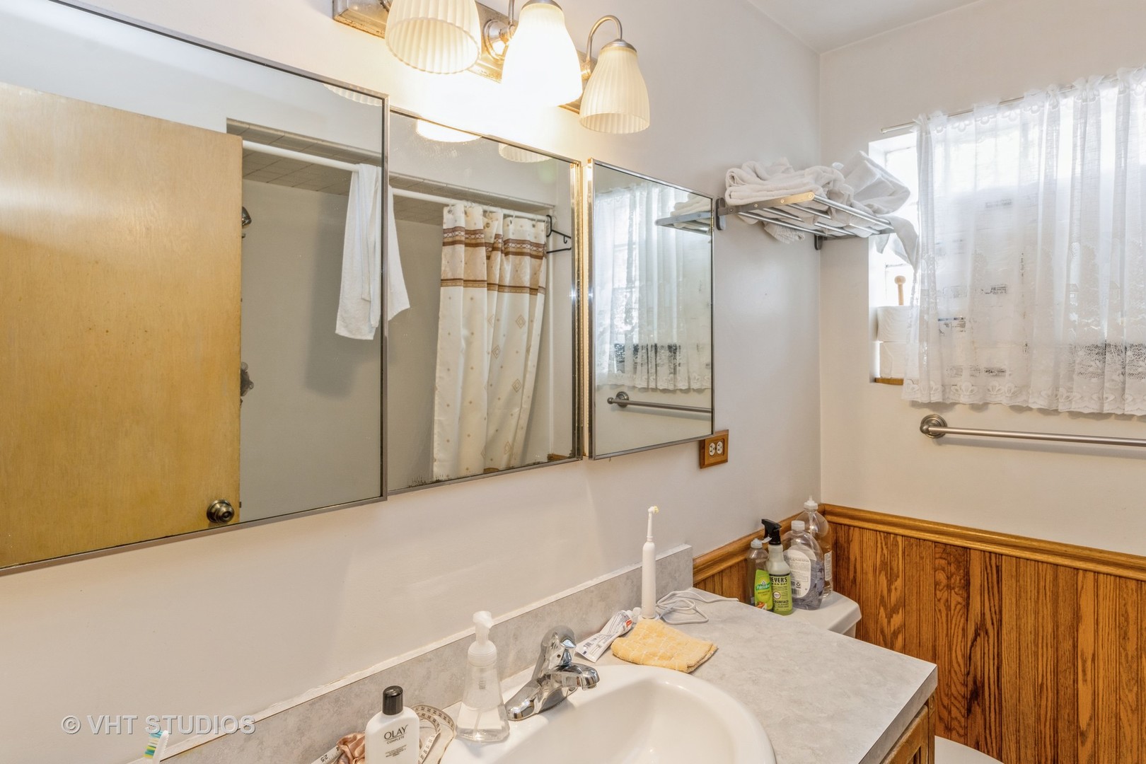 8517 West Foster Avenue Chicago, IL 60656 - Photo 14 of 21 a bathroom with a sink and a mirror