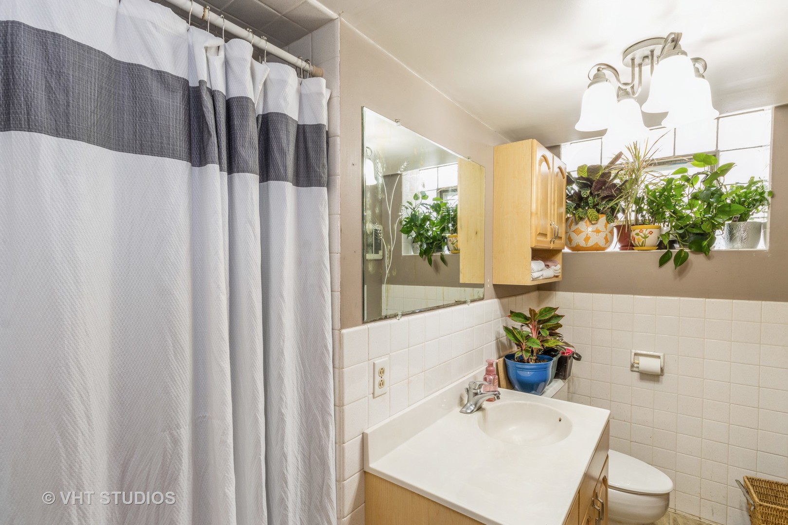 8517 West Foster Avenue Chicago, IL 60656 - Photo 18 of 21 a bathroom with a sink a toilet and tub