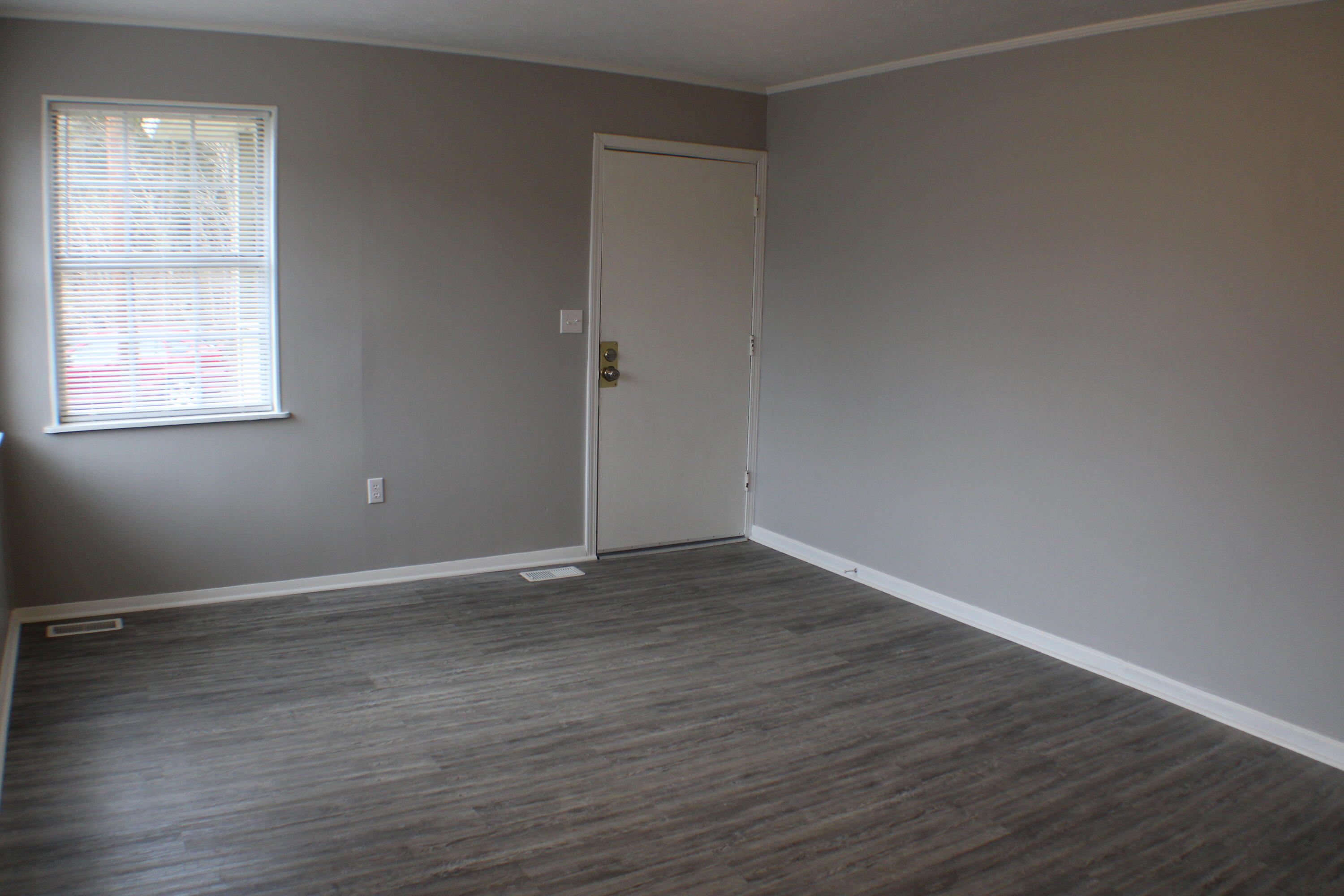 114 East Rochester Avenue Middlesboro, KY 40965 - Photo 2 of 14 IMG_2202