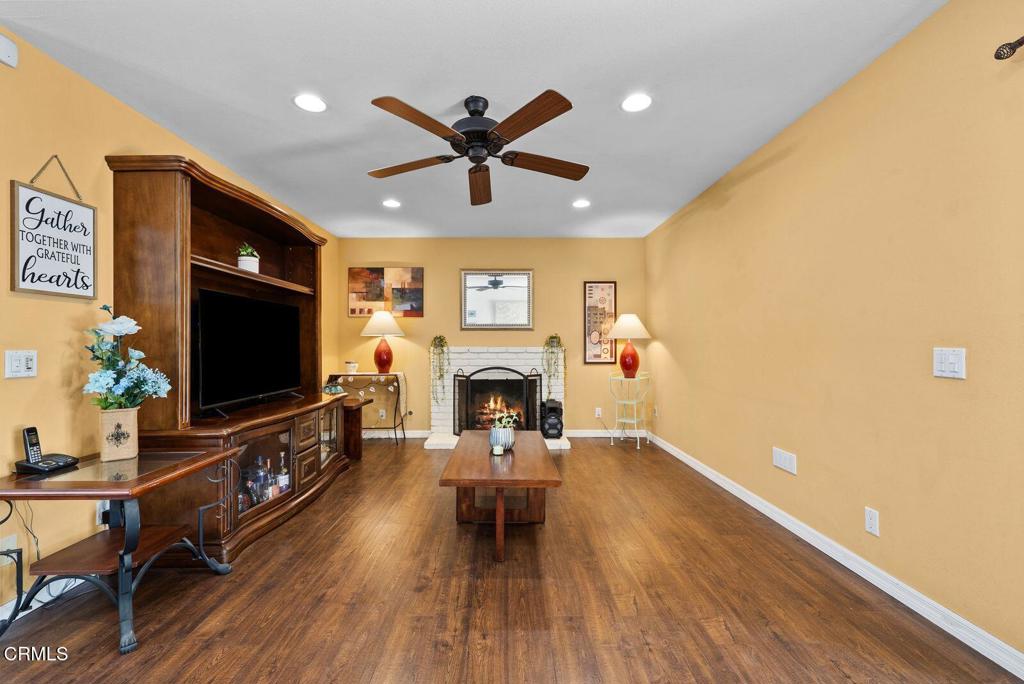 3600 Oarfish Lane Oxnard, CA 93035 - Photo 9 of 29 3600 Oarfish Family Room Pic 4 Final